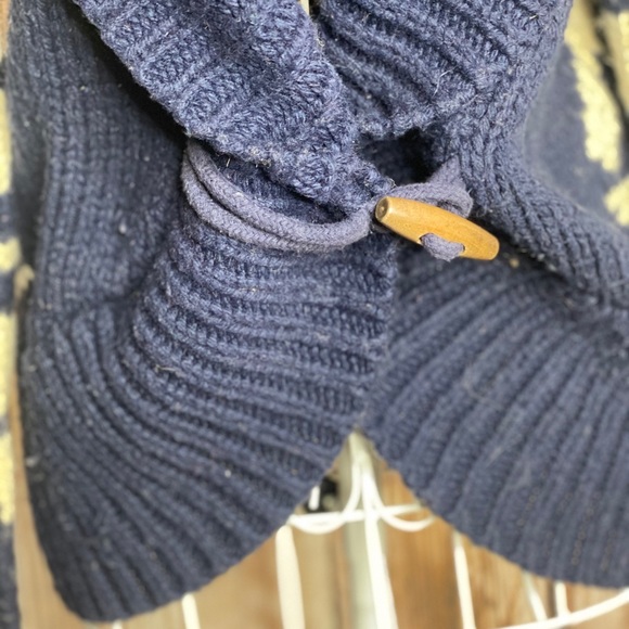 American Eagle Winter Sweater - Picture 15 of 15